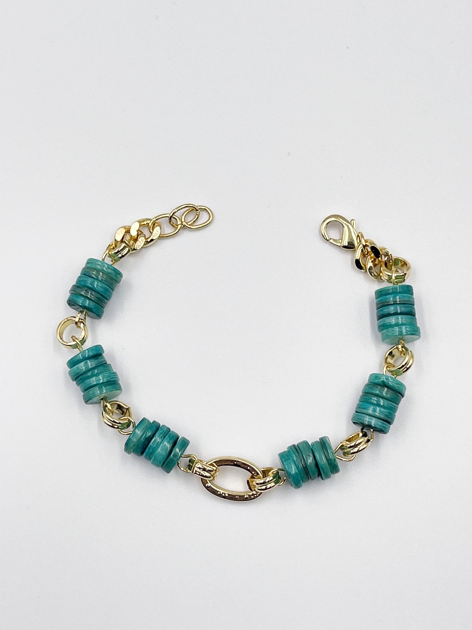 Stunning bracelet, featuring an 18-karat gold-plated chain and gorgeous colored nacre stone - ELLY