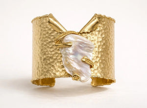 Baroque Pearl Hammered Cuff Bracelet – Gold - ELLY