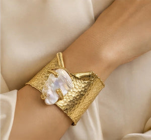 Baroque Pearl Hammered Cuff Bracelet – Gold - ELLY