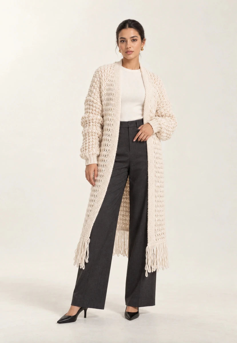 Model wearing Cardigan Frangia Panna cream open-knit cardigan with pushed-up sleeves and a fringed hem