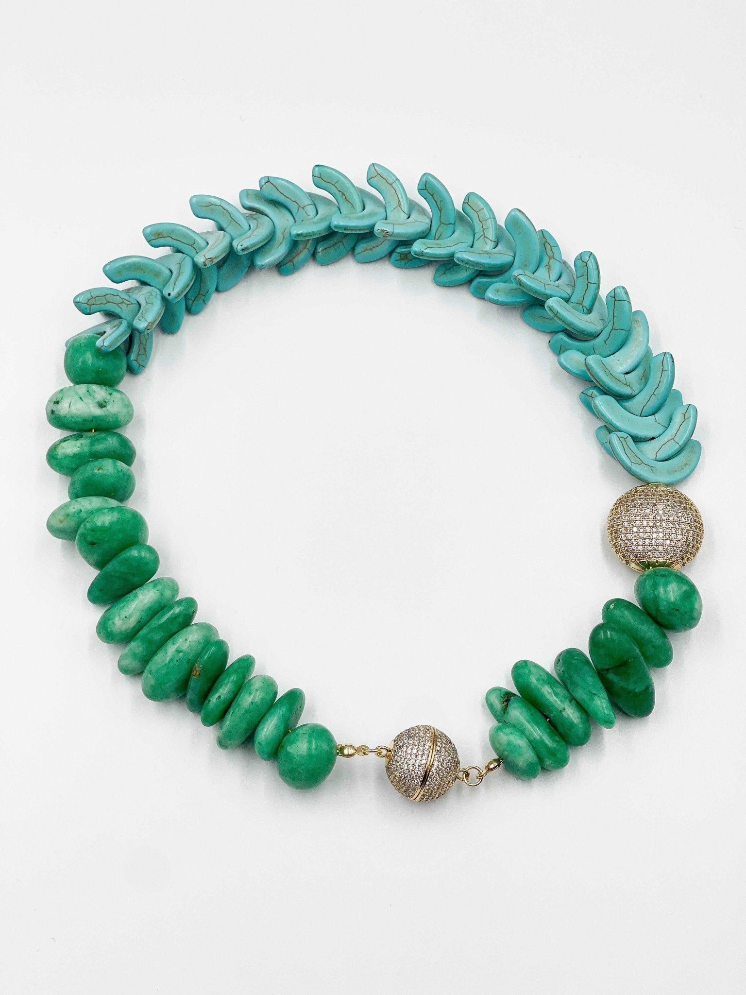 18 karat gold-plated necklace featuring a blend of turquoise and cuarzo verde stones adorned with exquisite zircon ornaments