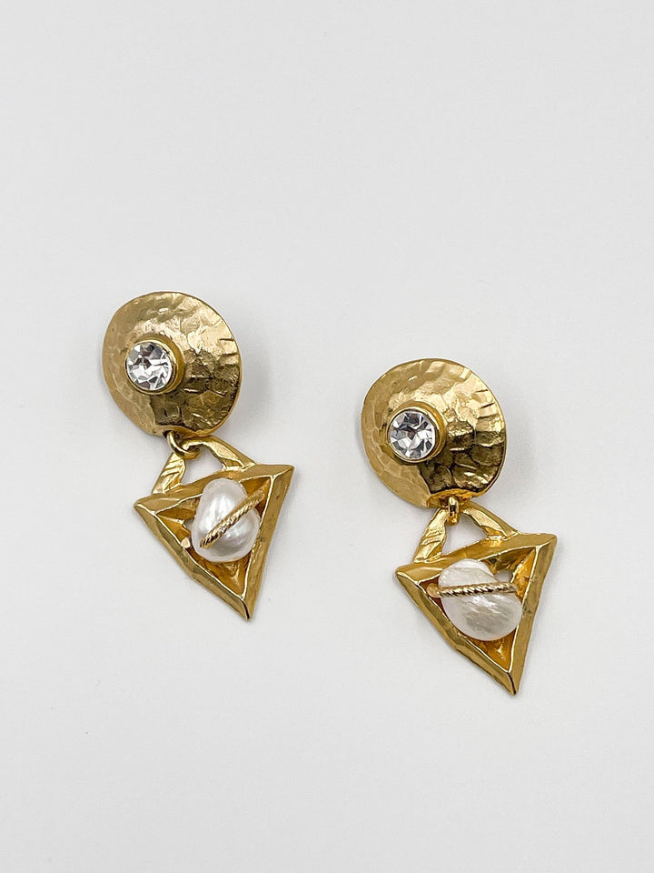 Handmade earrings 18-karat gold-plated brass with a beautifully hammered martelé finish and featuring stunning baroque stones