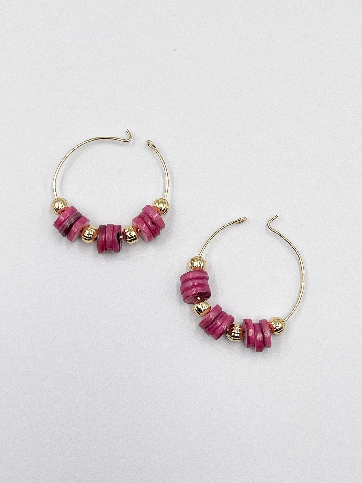 Stunning earrings, featuring an 18-karat gold-plated chain and gorgeous colored nacre stone - ELLY