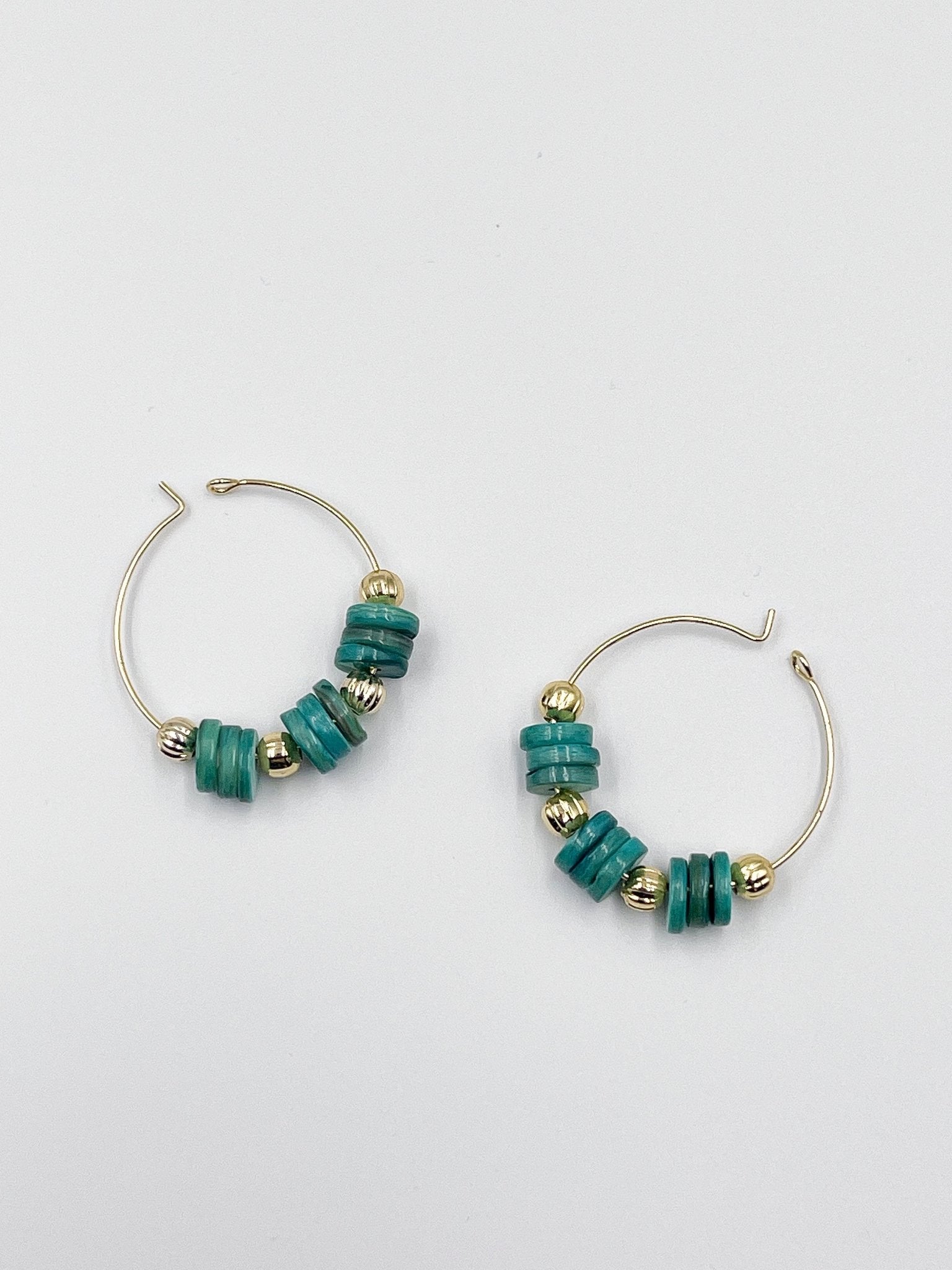 Stunning earrings, featuring an 18-karat gold-plated chain and gorgeous colored nacre stone - ELLY