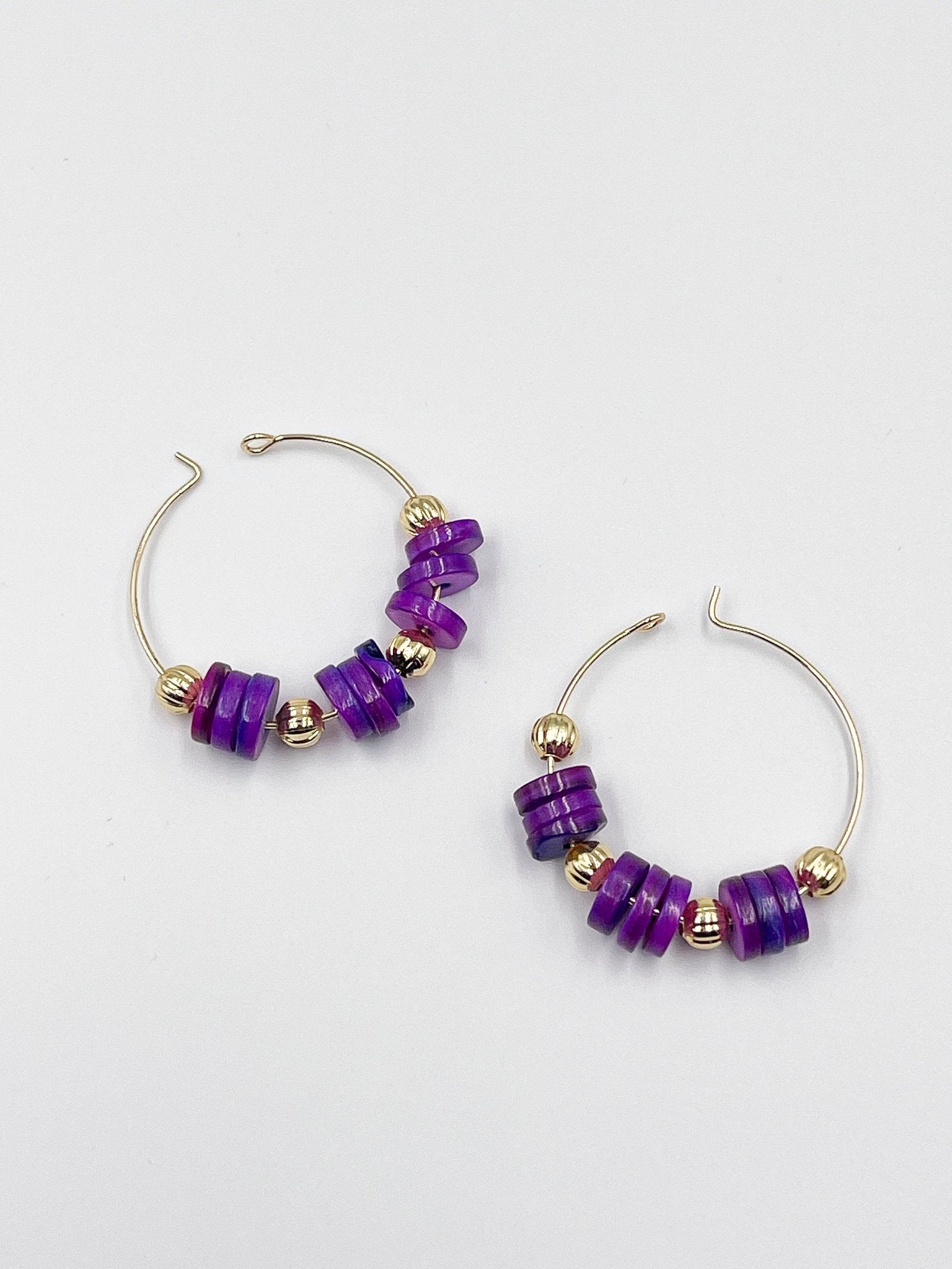 Stunning earrings, featuring an 18-karat gold-plated chain and gorgeous colored nacre stone - ELLY