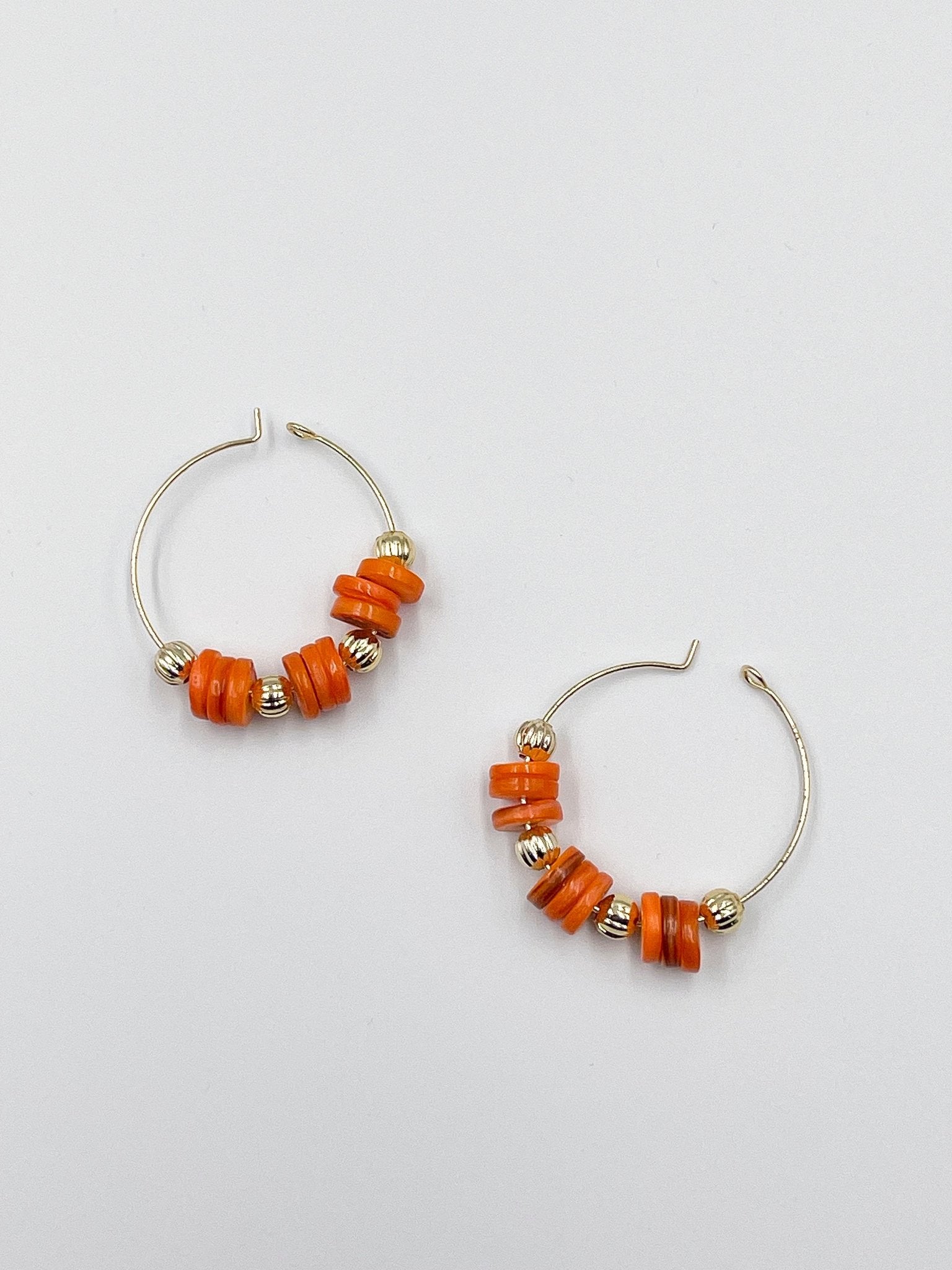 Stunning earrings, featuring an 18-karat gold-plated chain and gorgeous colored nacre stone - ELLY